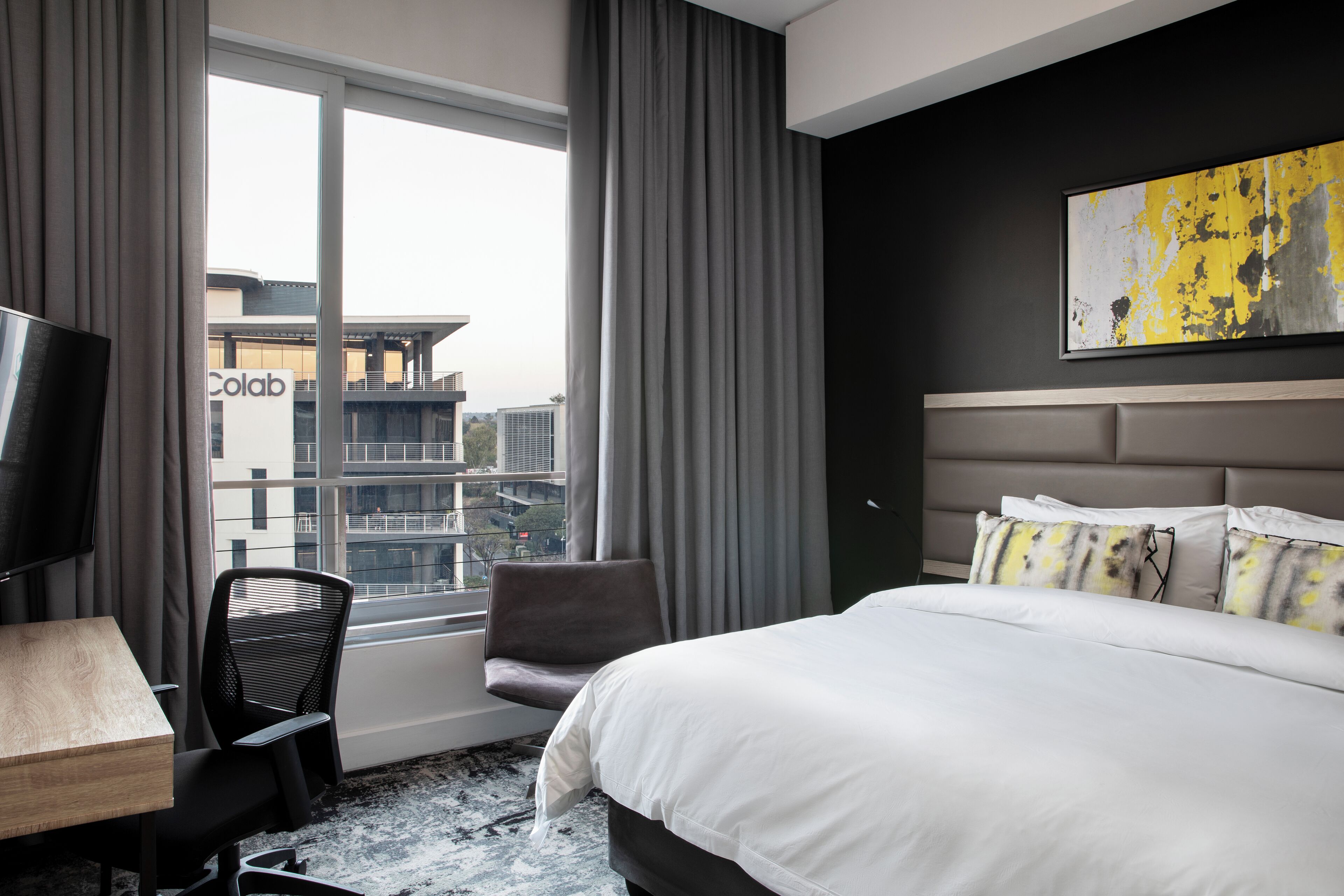 Caja de seguridad en la habitación, escritorio y cortinas blackout 