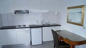 Dortoir partagé, hommes uniquement, salle de bains commune (1 Bed in a 9 Person Room) | Cuisinette privée | Cafetière-théière, réfrigérateur, four à micro-ondes, surface de cuisson