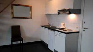 Slaapzaal, alleen voor mannen, gemeenschappelijke badkamer (1 Bed in a 6 Person Room) | Een bureau, een strijkplank/strijkijzer, babybedden (toeslag)