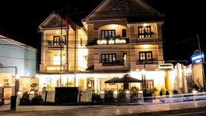 A multi-story building with a cafe named "Cafe de Pique" on the ground floor. - Le Petit Paris Hotel Dalat (Cam Ly - Da Lat)