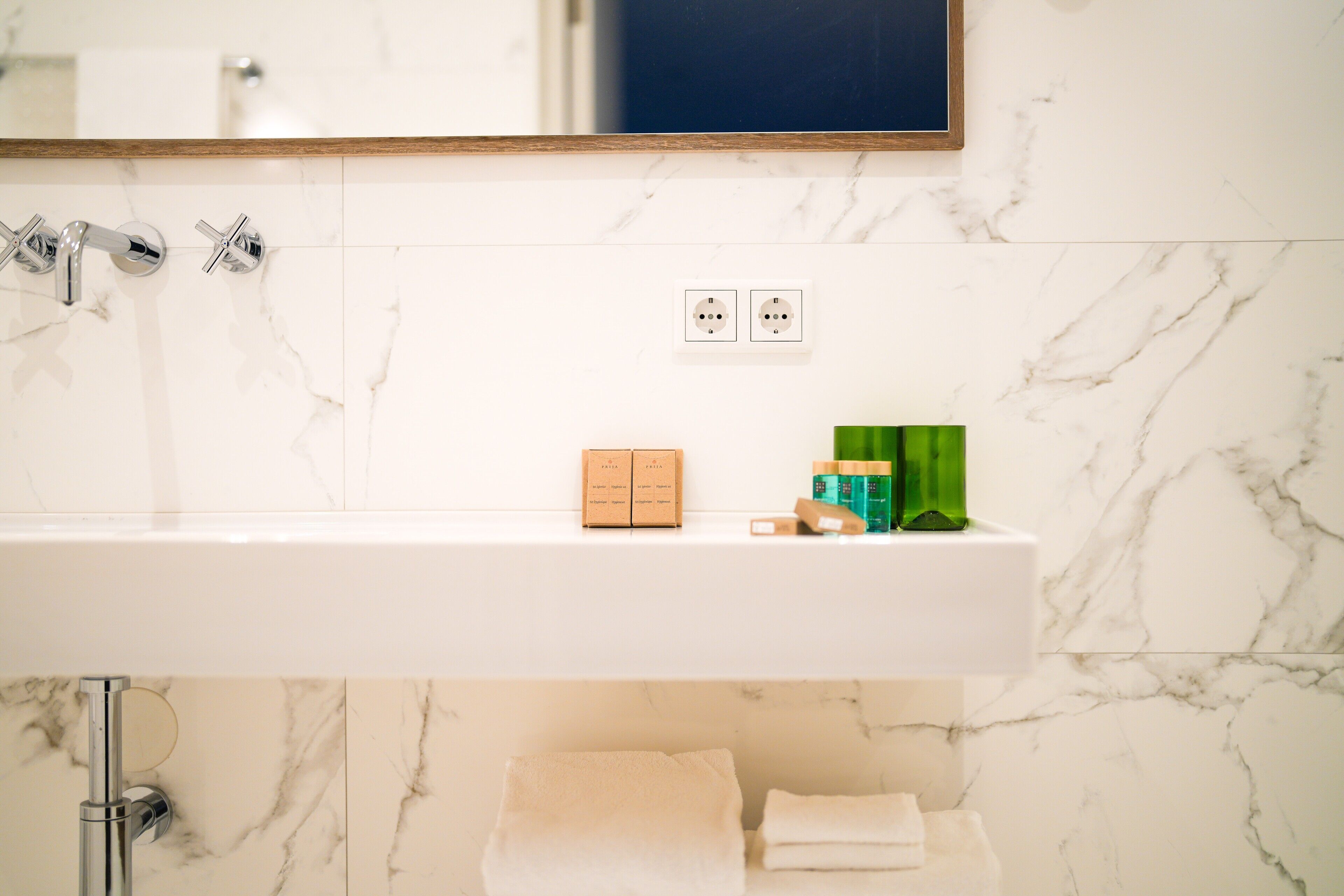 shower, rainfall showerhead, free toiletries, hair dryer