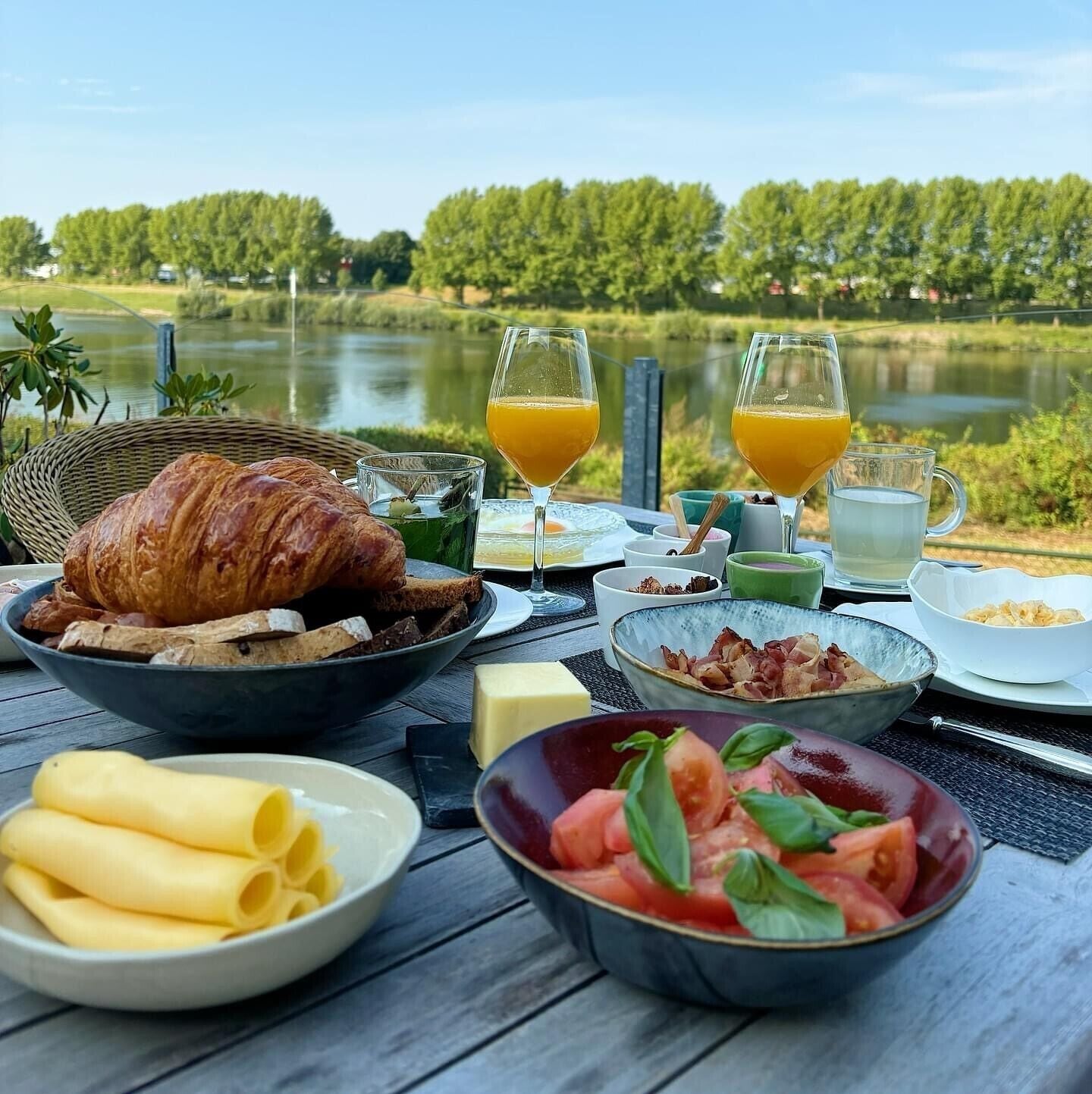 daily buffet breakfast (eur 27.50 per person)