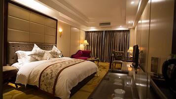 Suite with Balcony | Desk, blackout drapes, rollaway beds, free WiFi