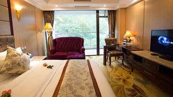 مكتب وستائر تعتيم وأسرّة قابلة للطي وواي فاي مجانًا