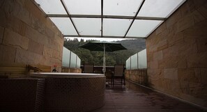 Shower, free toiletries, hair dryer, slippers - Huashuiwan No.1 Hot Springs Hotel (Chengdu)