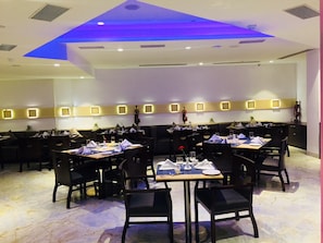 2 restaurants, international cuisine