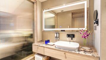 Shower, perlengkapan mandi gratis, sandal, dan handuk