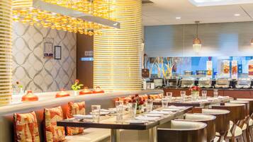 2 restaurants, international cuisine