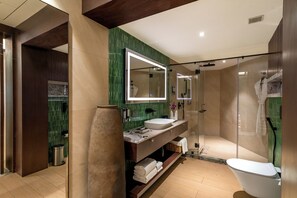 Regadera, amenidades de baño gratuitas, pantuflas, toallas