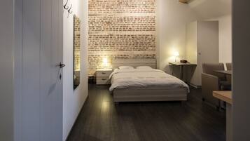 Triple Room | Minibar, blackout drapes, soundproofing, free WiFi