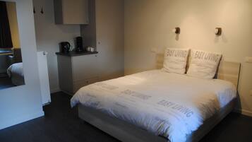 Tweepersoonskamer | Een minibar, verduisterende gordijnen, geluiddichte muren, gratis wifi