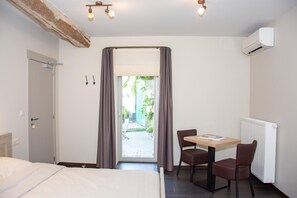 Deluxe Double or Twin Room, 1 Queen Bed | Minibar, blackout drapes, soundproofing, free WiFi - B&B de Oude Winning (Riemst)