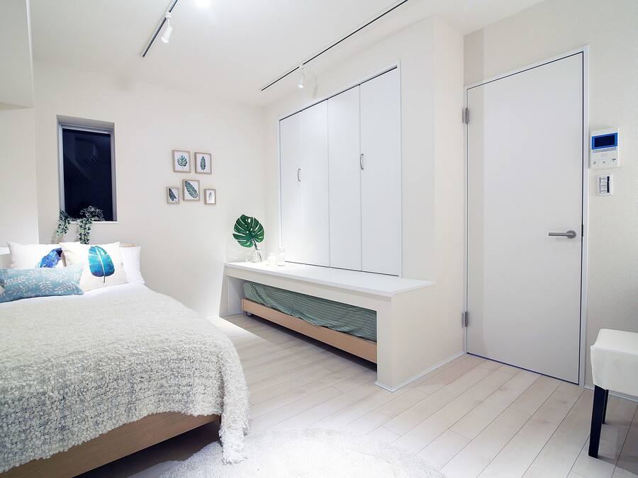 #702 | Iron/ironing board, free WiFi