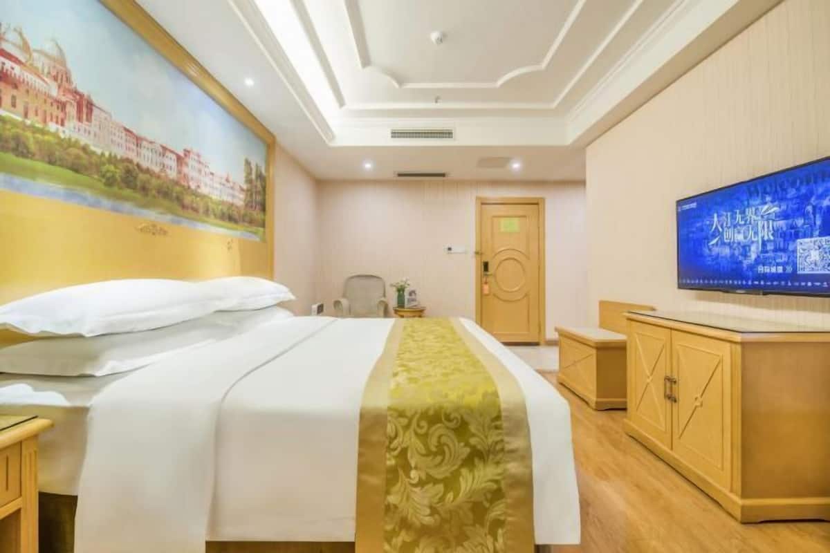 Premium bedding, in-room safe, desk, blackout curtains