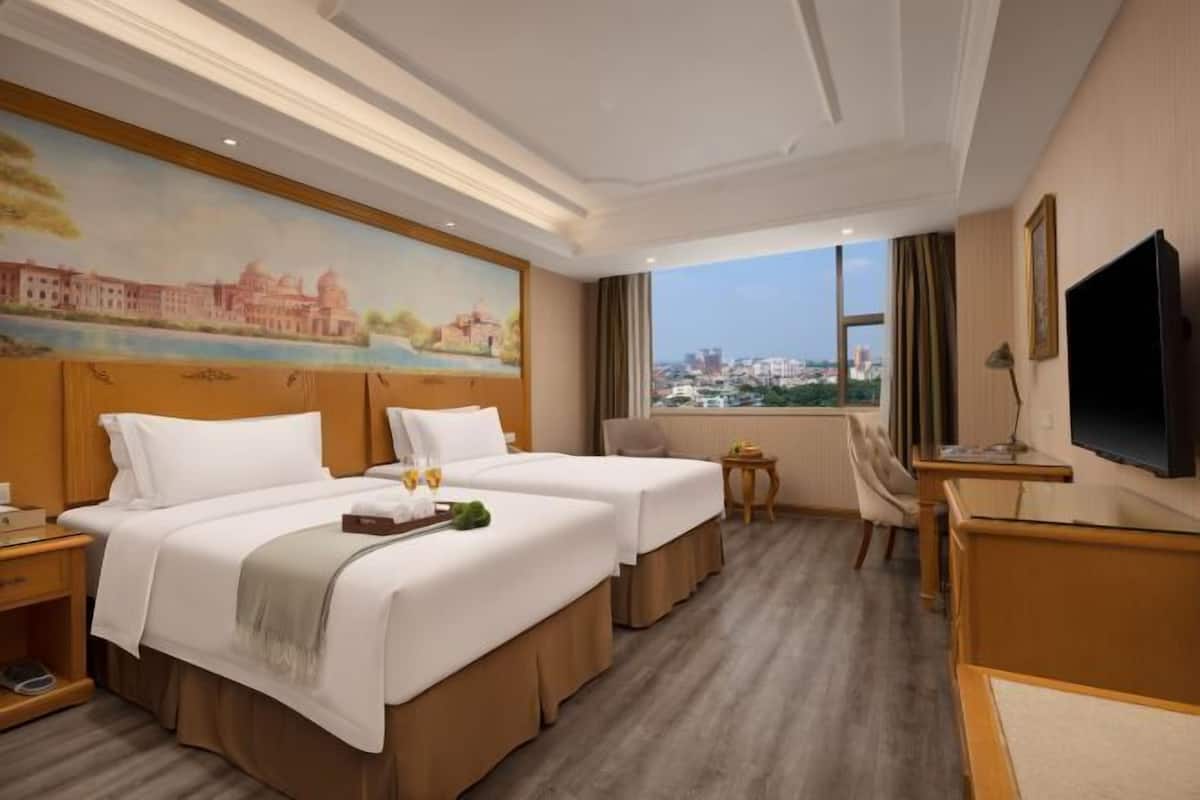 Premium bedding, in-room safe, desk, blackout curtains