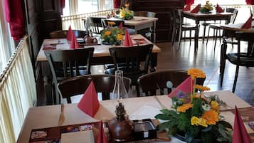 Se sirven comidas, cenas y cocina regional