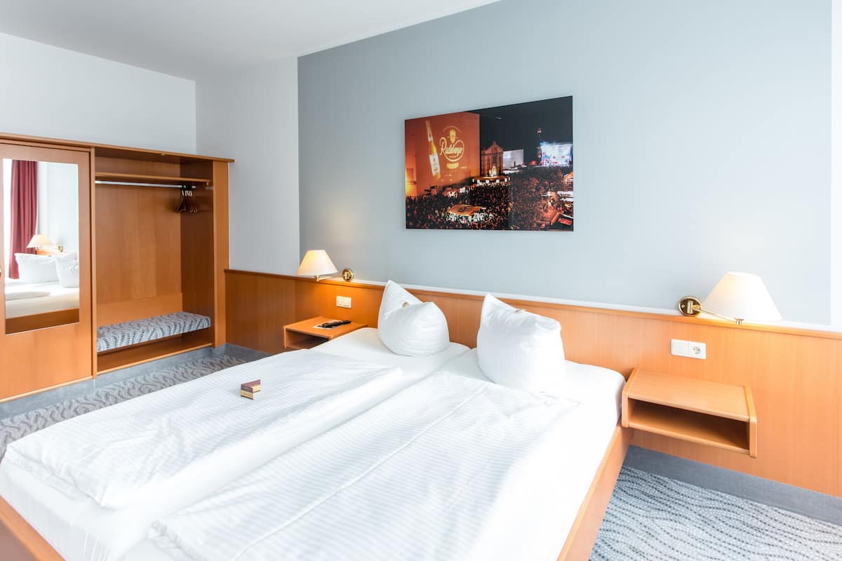 standard double room | desk, cots/infant beds, rollaway beds, free wifi