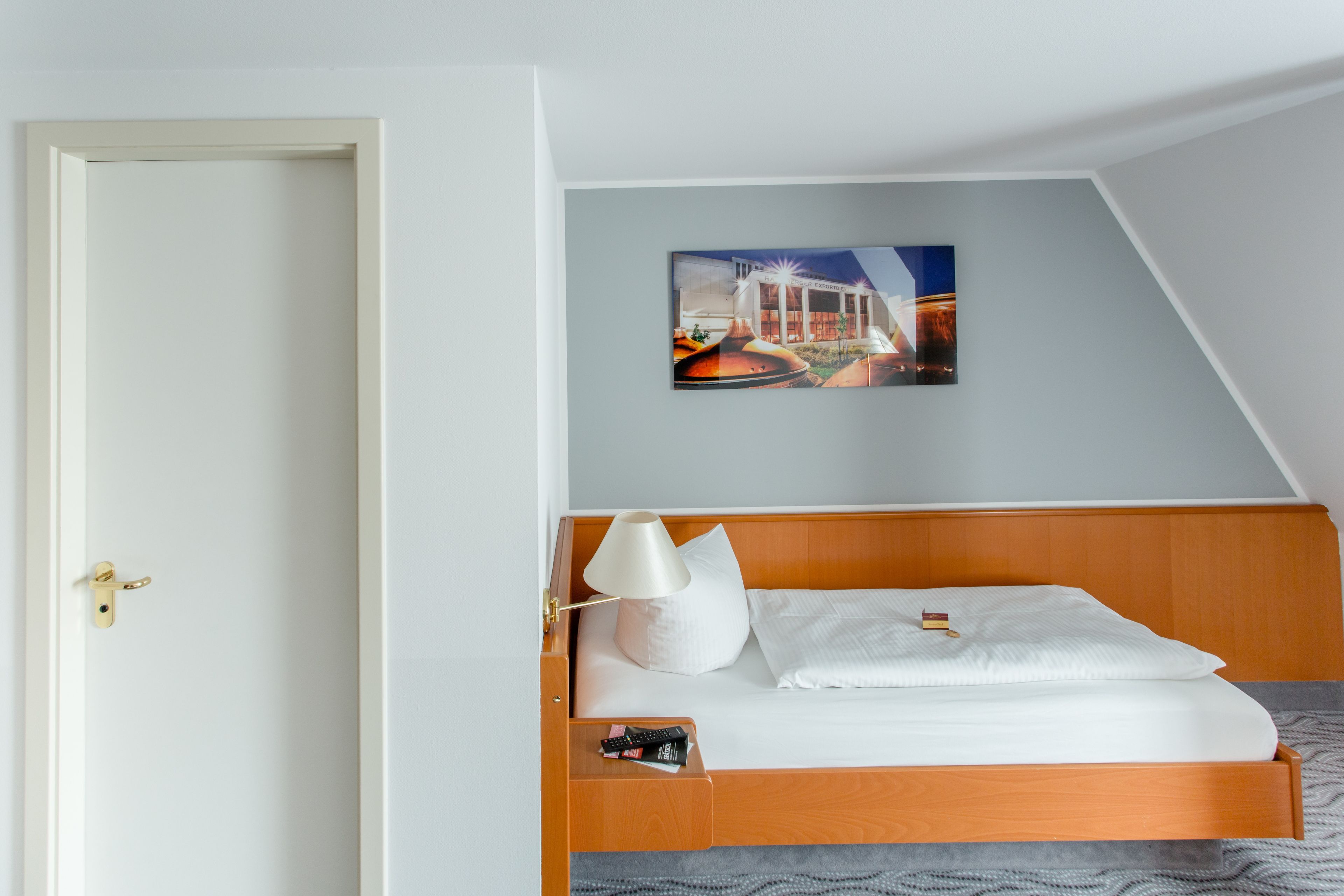 single room | desk, cots/infant beds, rollaway beds, free wifi