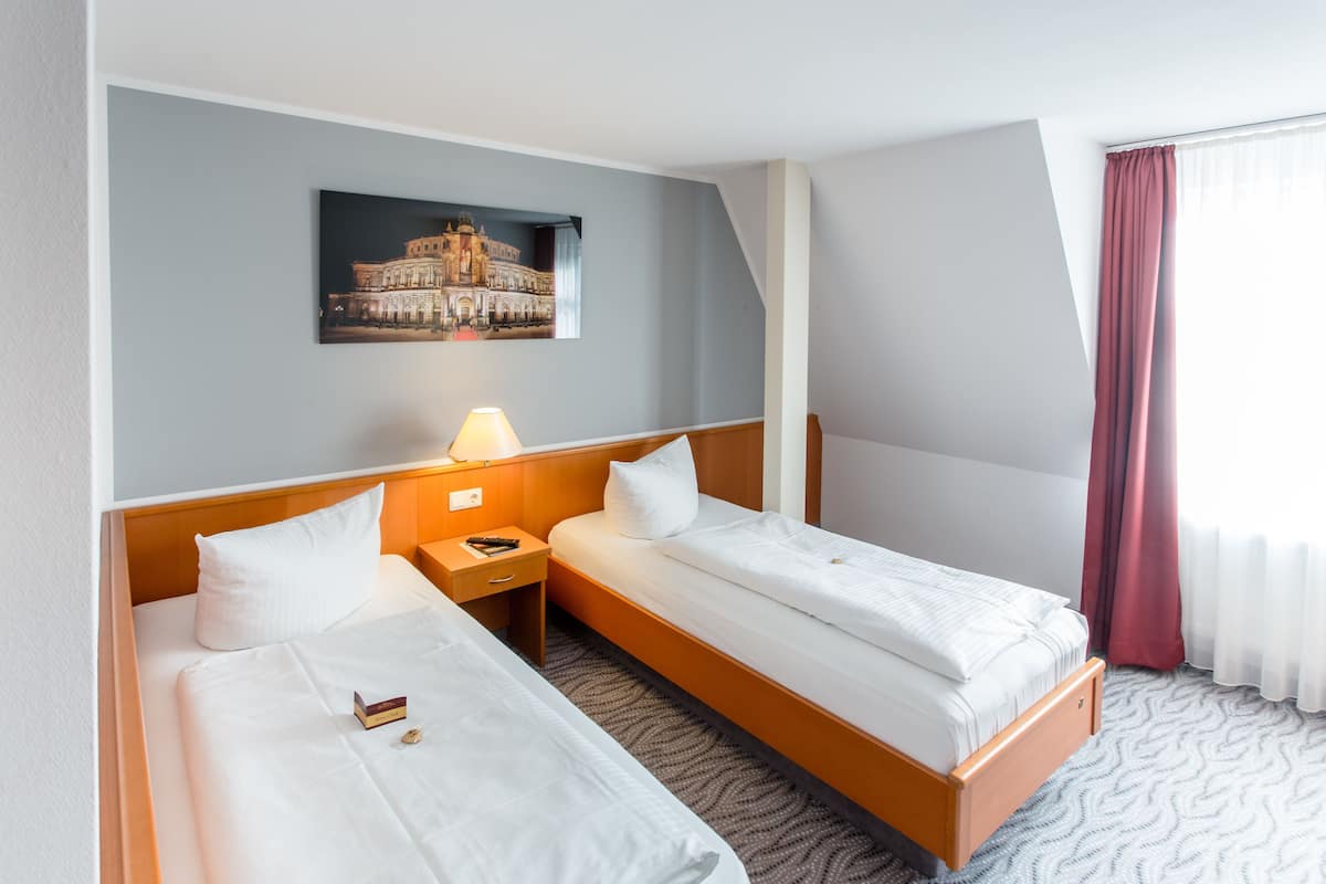 Standaard tweepersoonskamer, voor 1 persoon | Een bureau, babybedden, extra bedden, gratis wifi