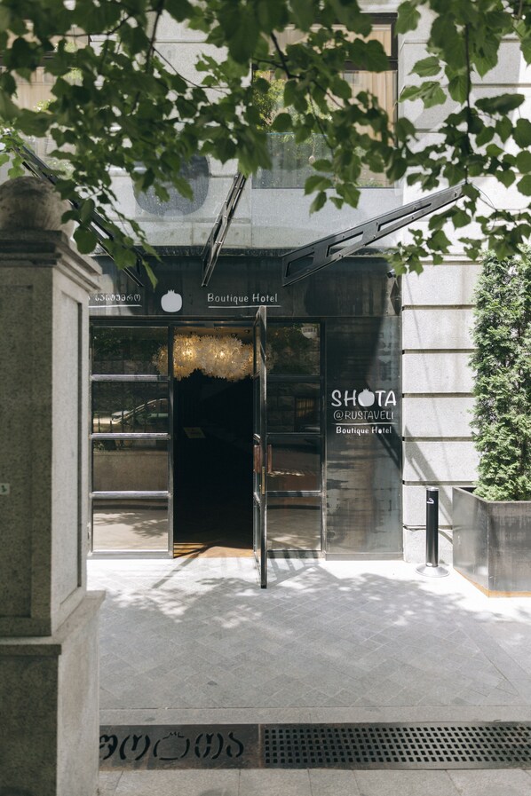 Pintu masuk properti