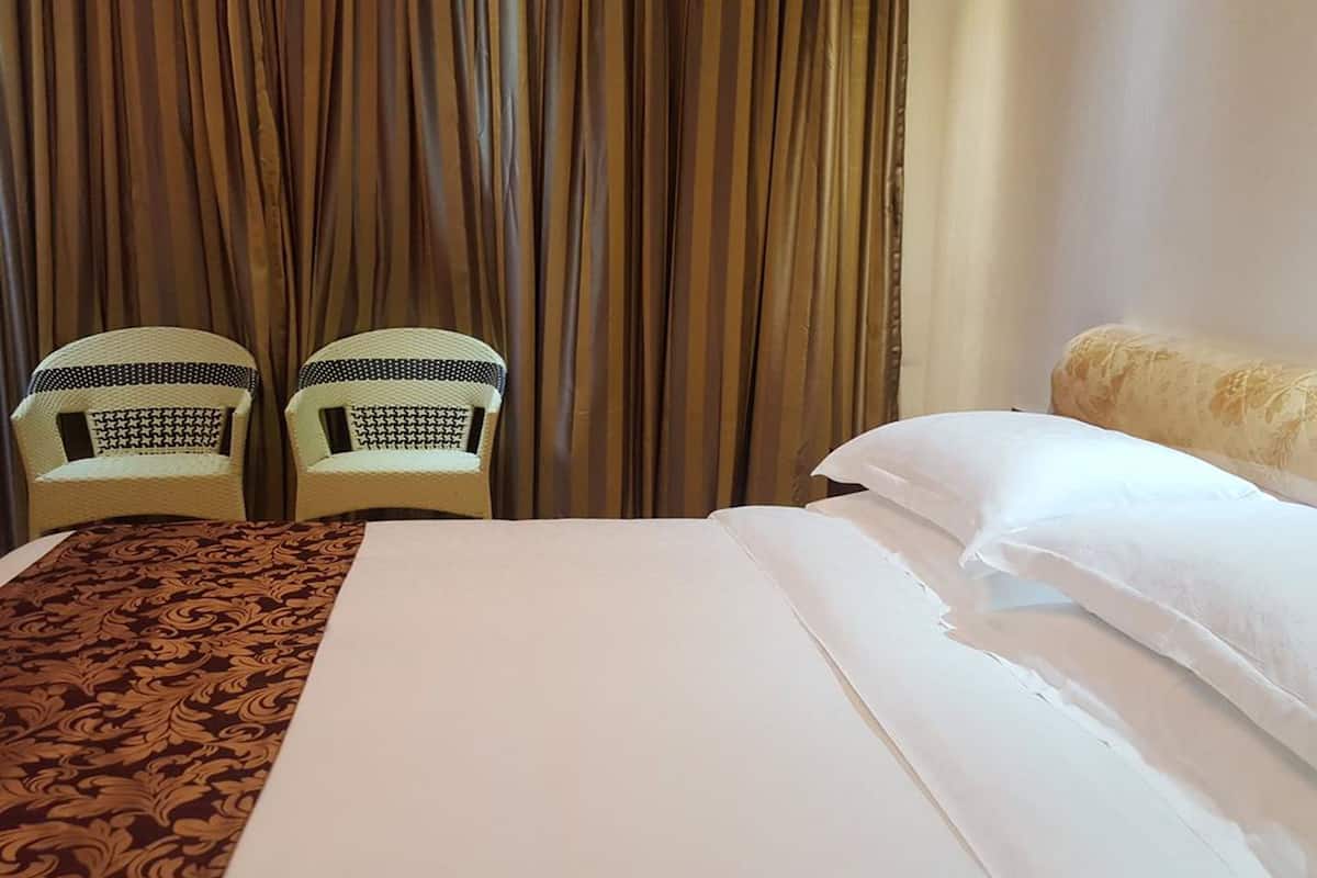 Standard Double Room | Minibar, in-room safe, desk, blackout drapes