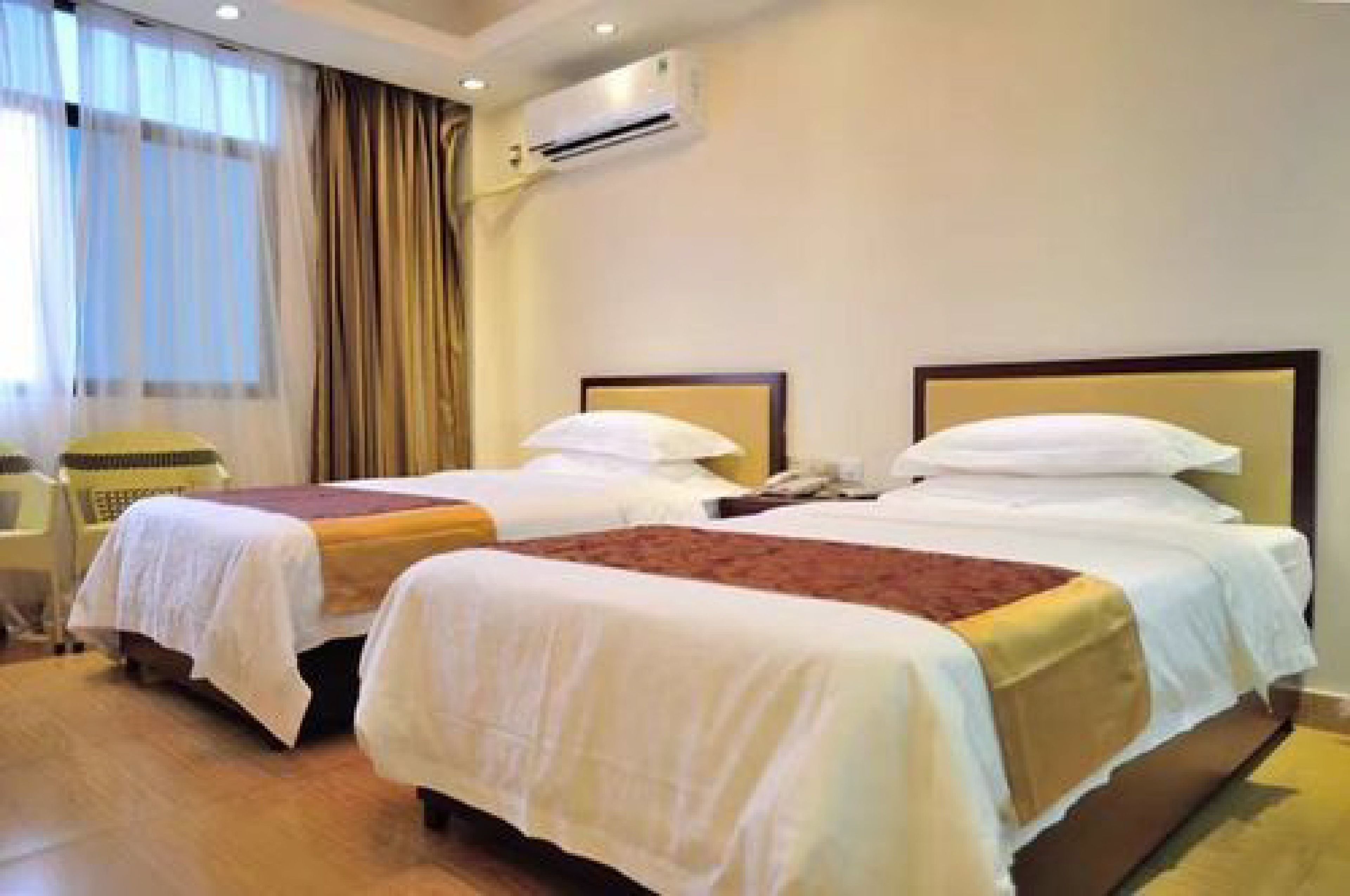 deluxe single room | minibar, in-room safe, desk, blackout curtains