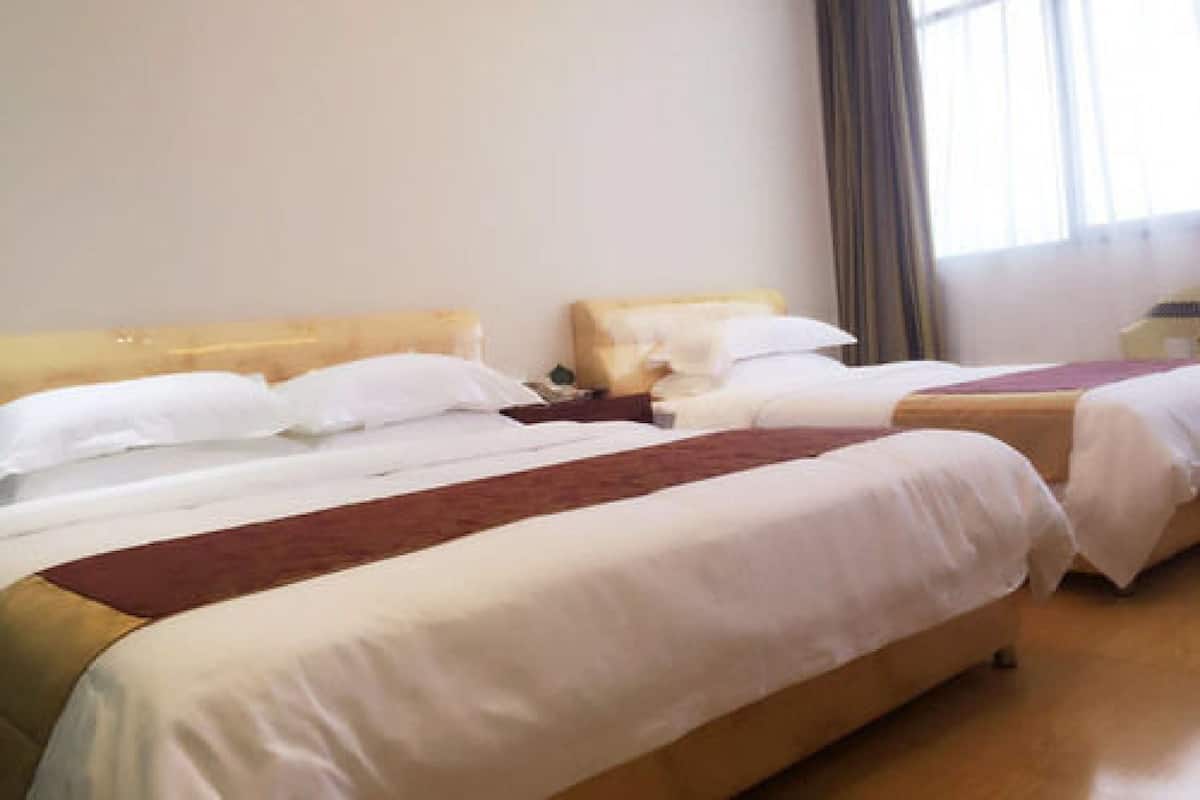 Deluxe Family Room | Minibar, in-room safe, desk, blackout drapes