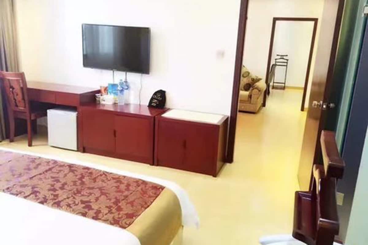 Minibar, in-room safe, desk, blackout drapes