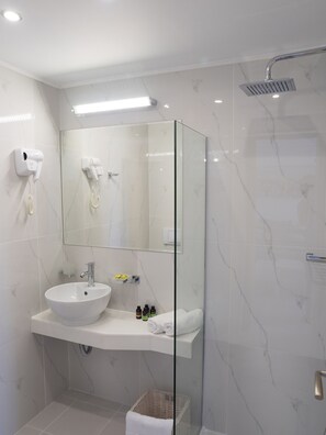 Douche, articles de toilette (gratuits), séchoir à cheveux