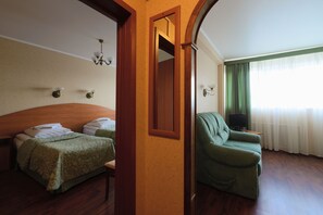 Comfort kamer | Individueel gedecoreerd, individueel gemeubileerd, een bureau