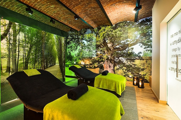 Couples treatment rooms, body treatments, aromatherapy