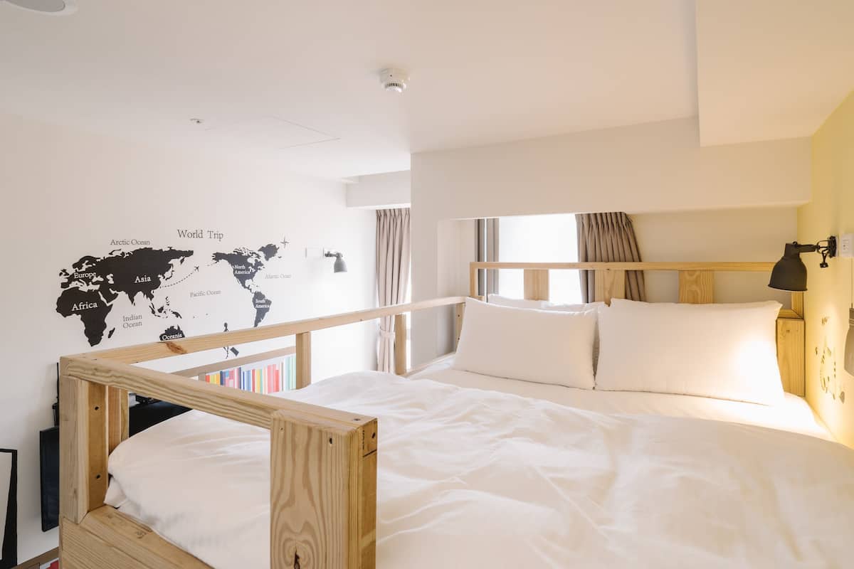 Quarto duplo standard, 1 quarto, suíte | 1 quarto, edredons de pluma, individualmente mobiliados
