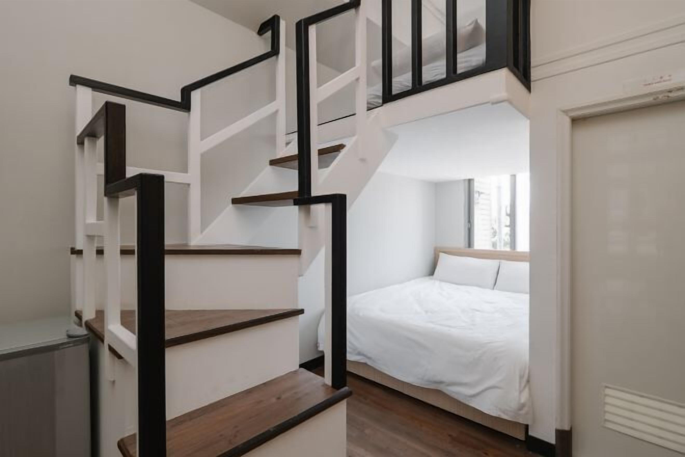 Dundyner, individuelt innredet og skrivebord for bærbar PC