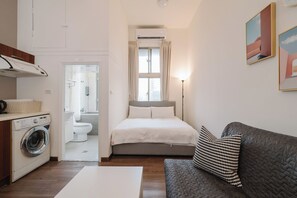 Phòng 2 giường đơn phong cách cổ điển, 1 phòng ngủ, có phòng tắm riêng | Khu phòng khách | TV LED 32-inch có truyền hình cáp, TV 