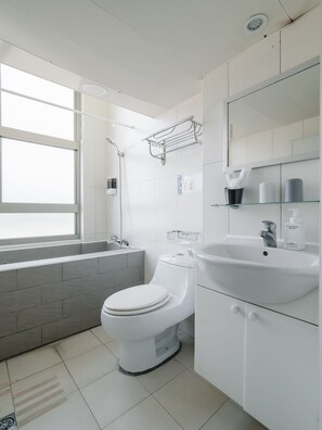 A modern bathroom with a toilet, sink, and shower. - CJ Hotel (Taipei)