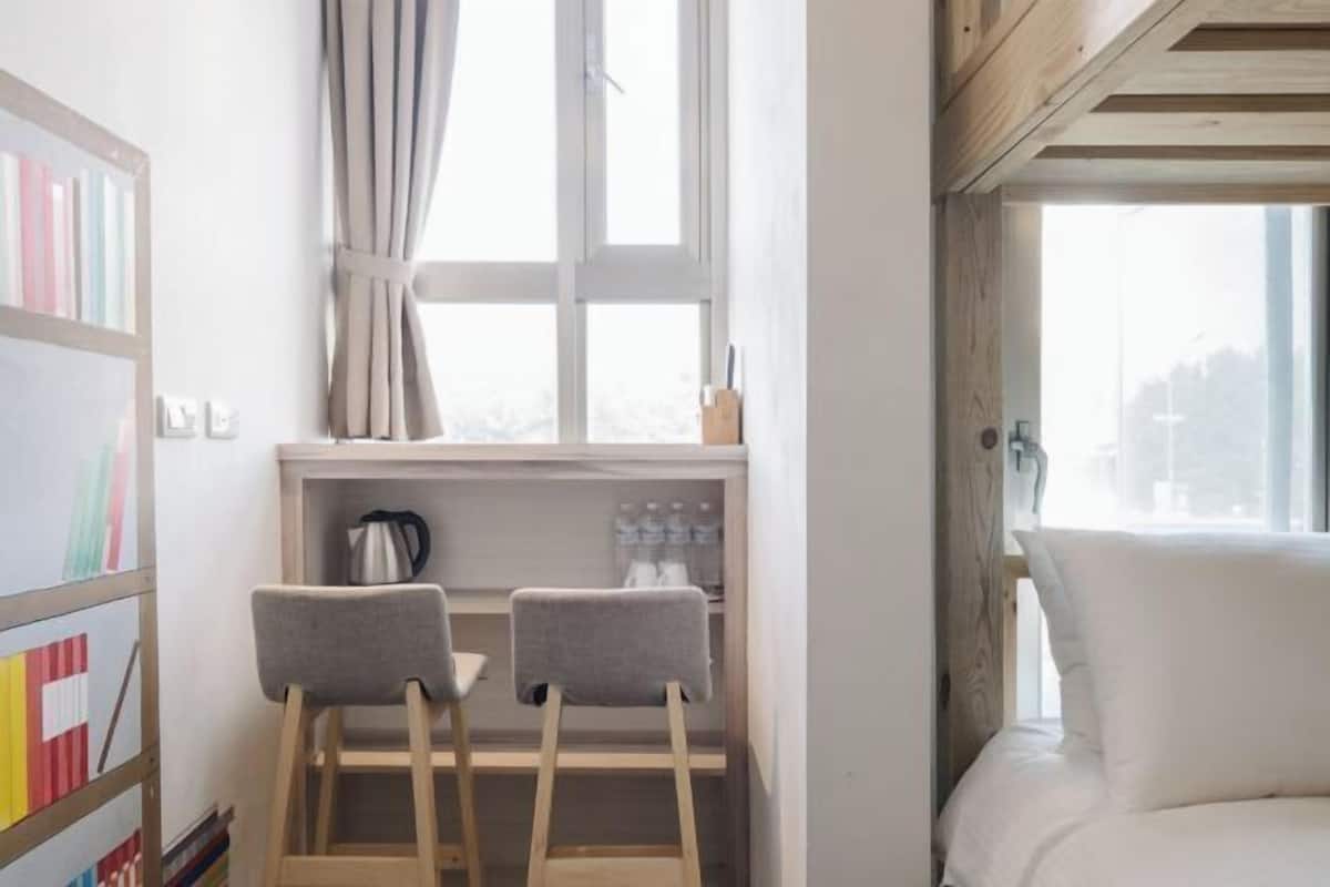 1 makuuhuone, untuvapeitot, yksilöllisesti kalustettu