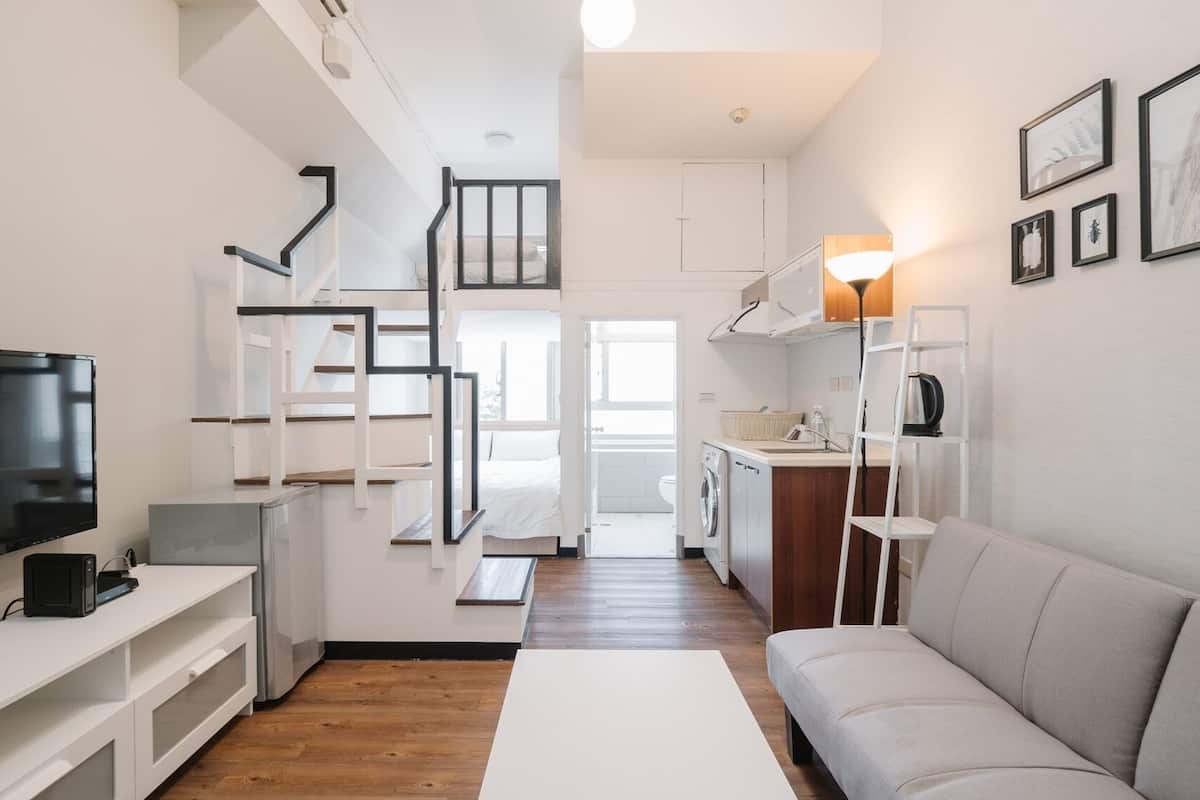 Quarto triplo com design assinado | Área de estar | TV LED 32 polegadas com canais a cabo, TV