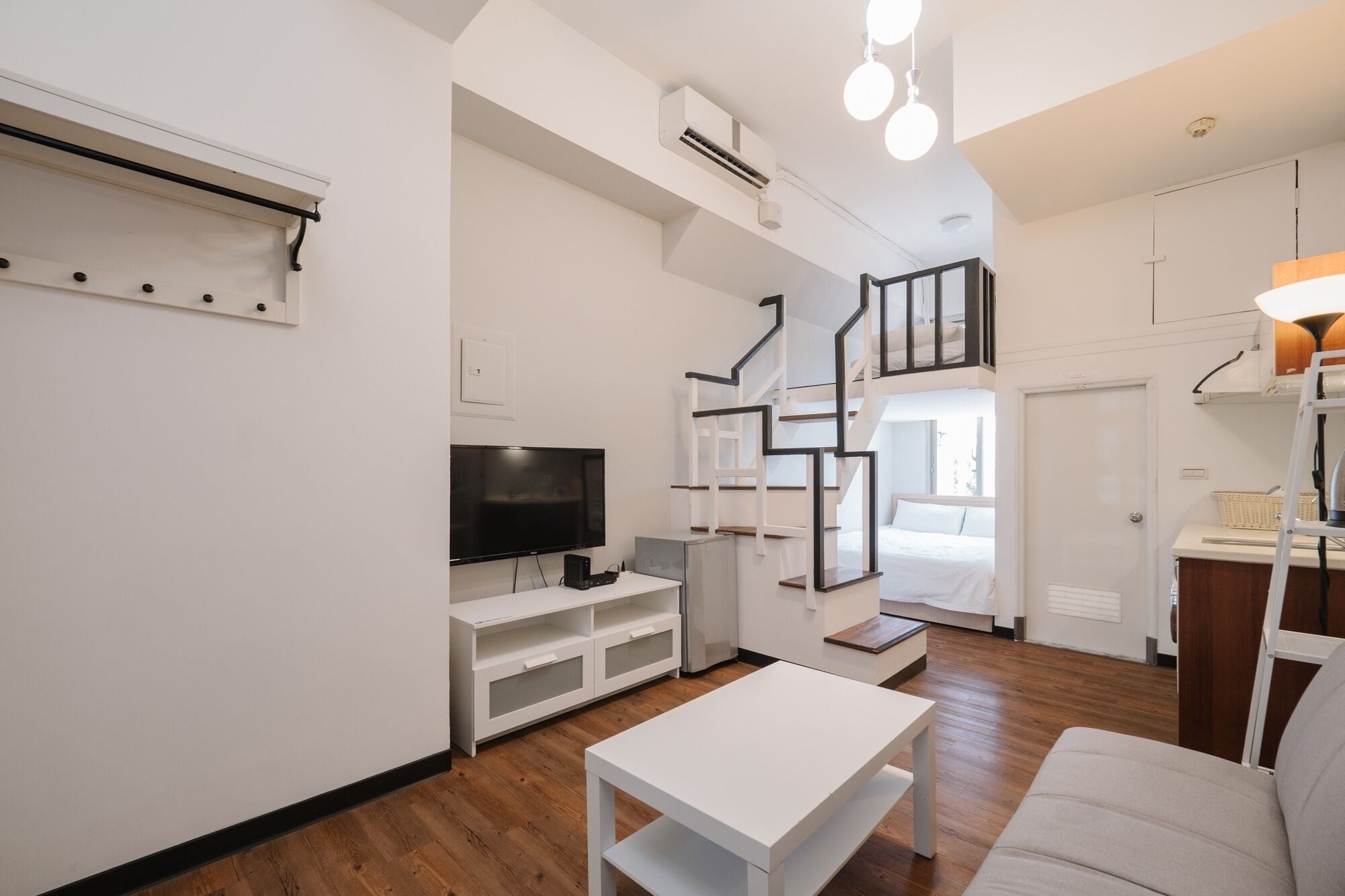 signature triple room | living area | 32-inch led tv with cable channels, tv