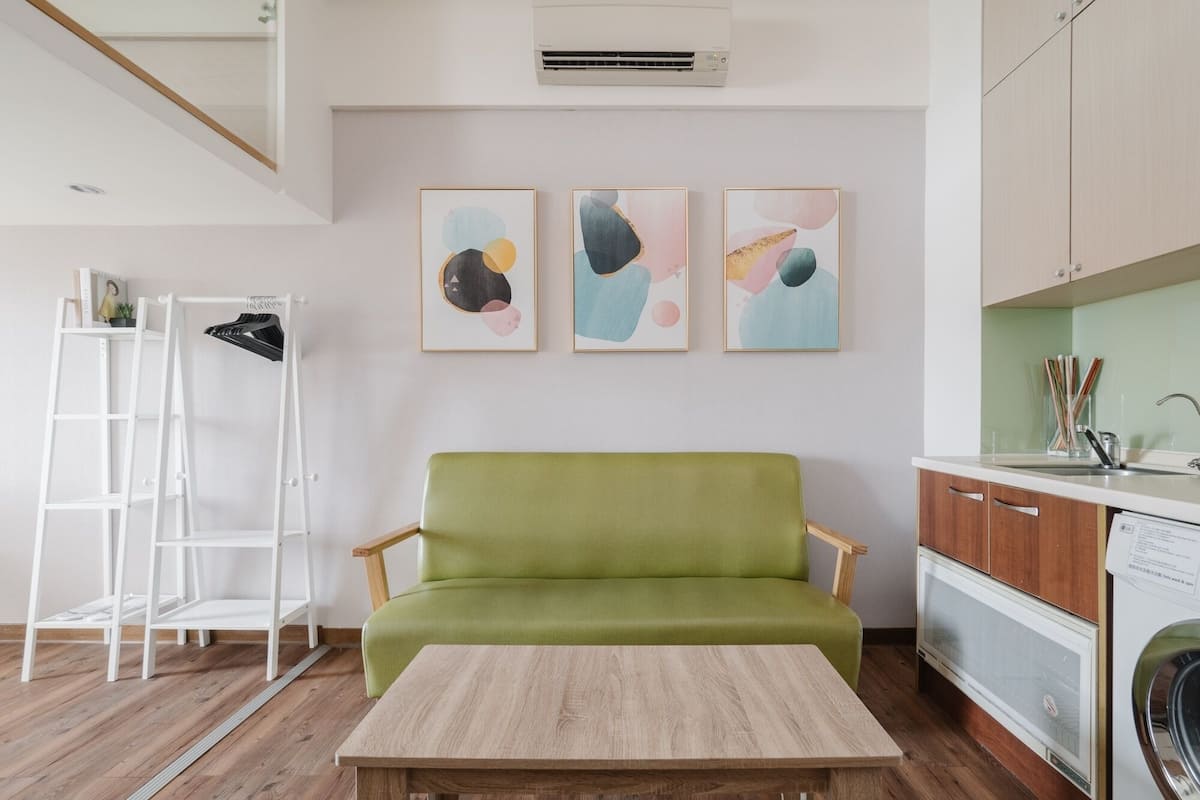 Duplex com design assinado | Área de estar | TV LED 32 polegadas com canais a cabo, TV