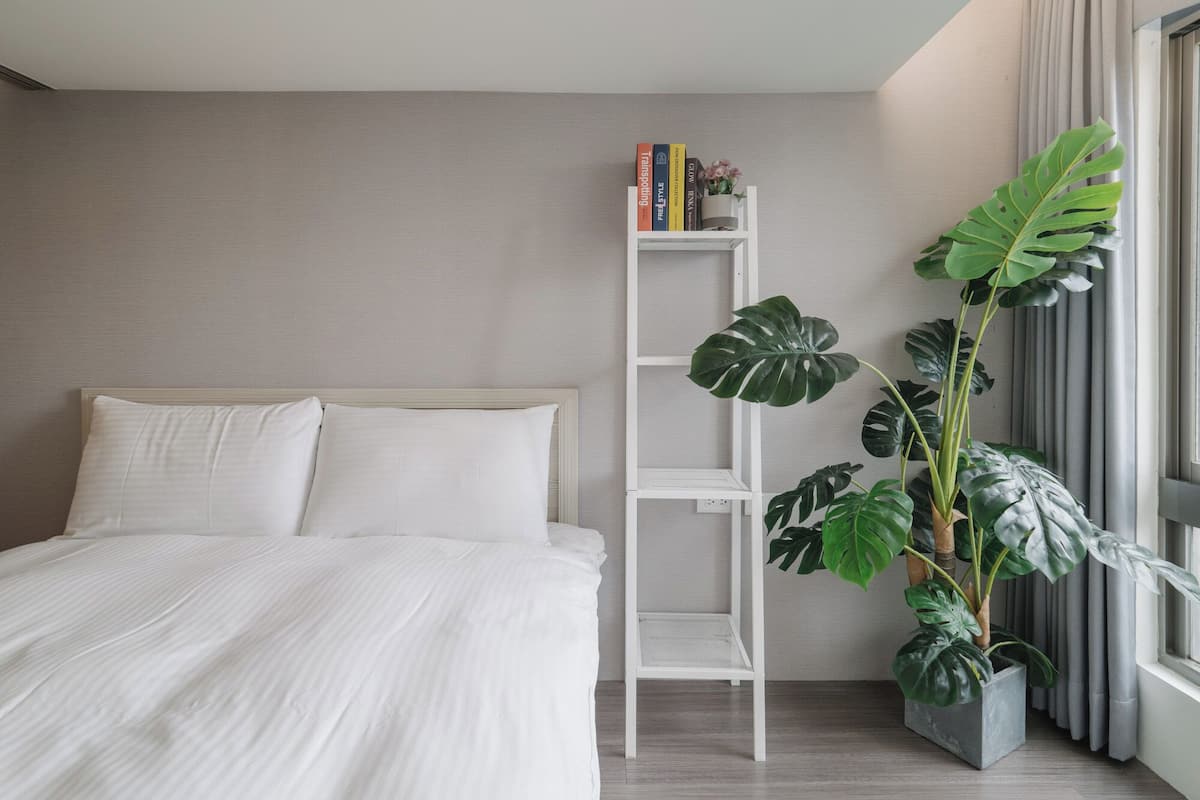 Quarto duplo com design assinado, 2 camas de casal | Área de estar | TV LED 32 polegadas com canais a cabo, TV