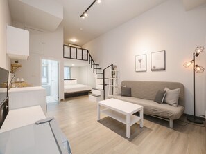 シグネチャー ツインルーム ダブルベッド 2 台 | リビング エリア | 32 インチのLED テレビ (ケーブル放送視聴可)、テレビ