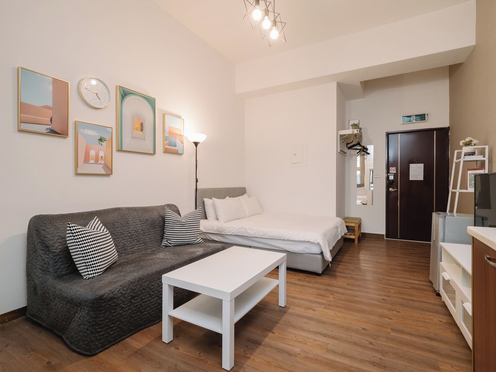 classic twin room, 1 bedroom, ensuite | 1 bedroom, down duvets, individually furnished, laptop workspace