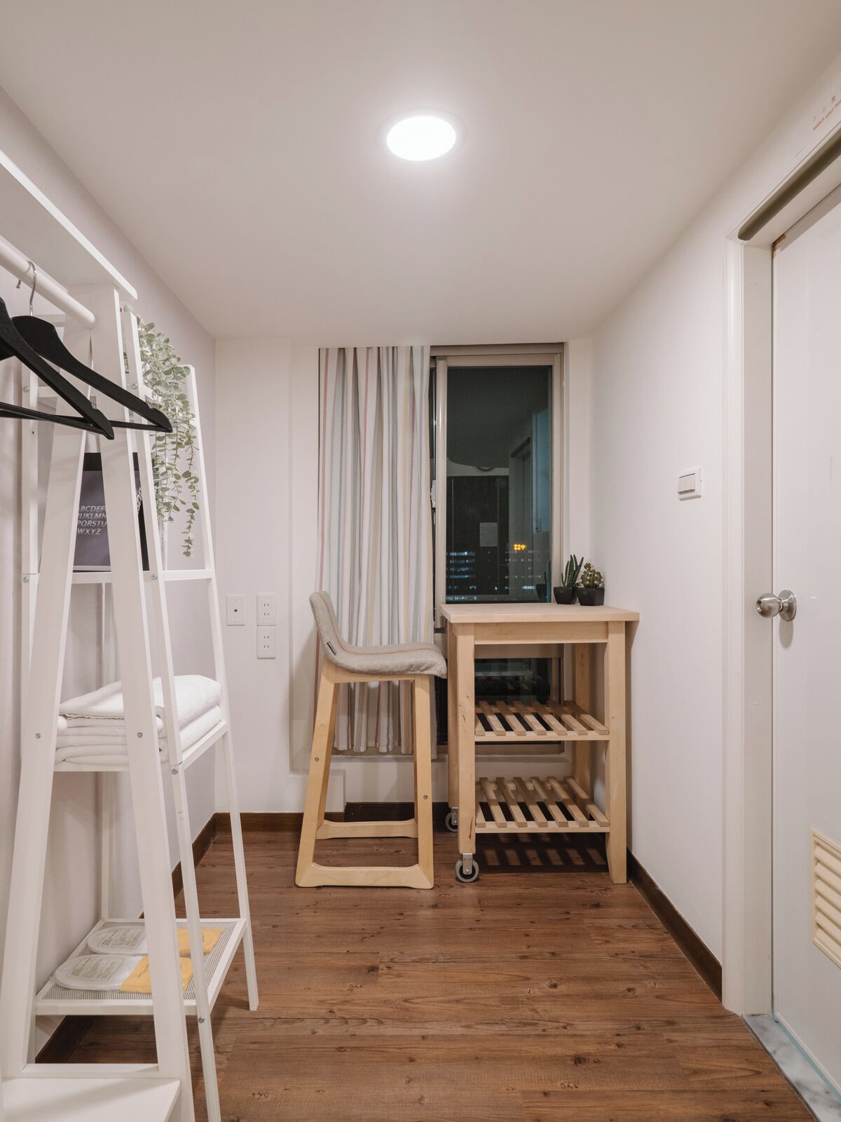 signature duplex | living area | 32-inch led tv with cable channels, tv