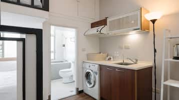 Quarto triplo com design assinado | Banheiro | Chuveiro, secador de cabelo, chinelos, toalhas de banho