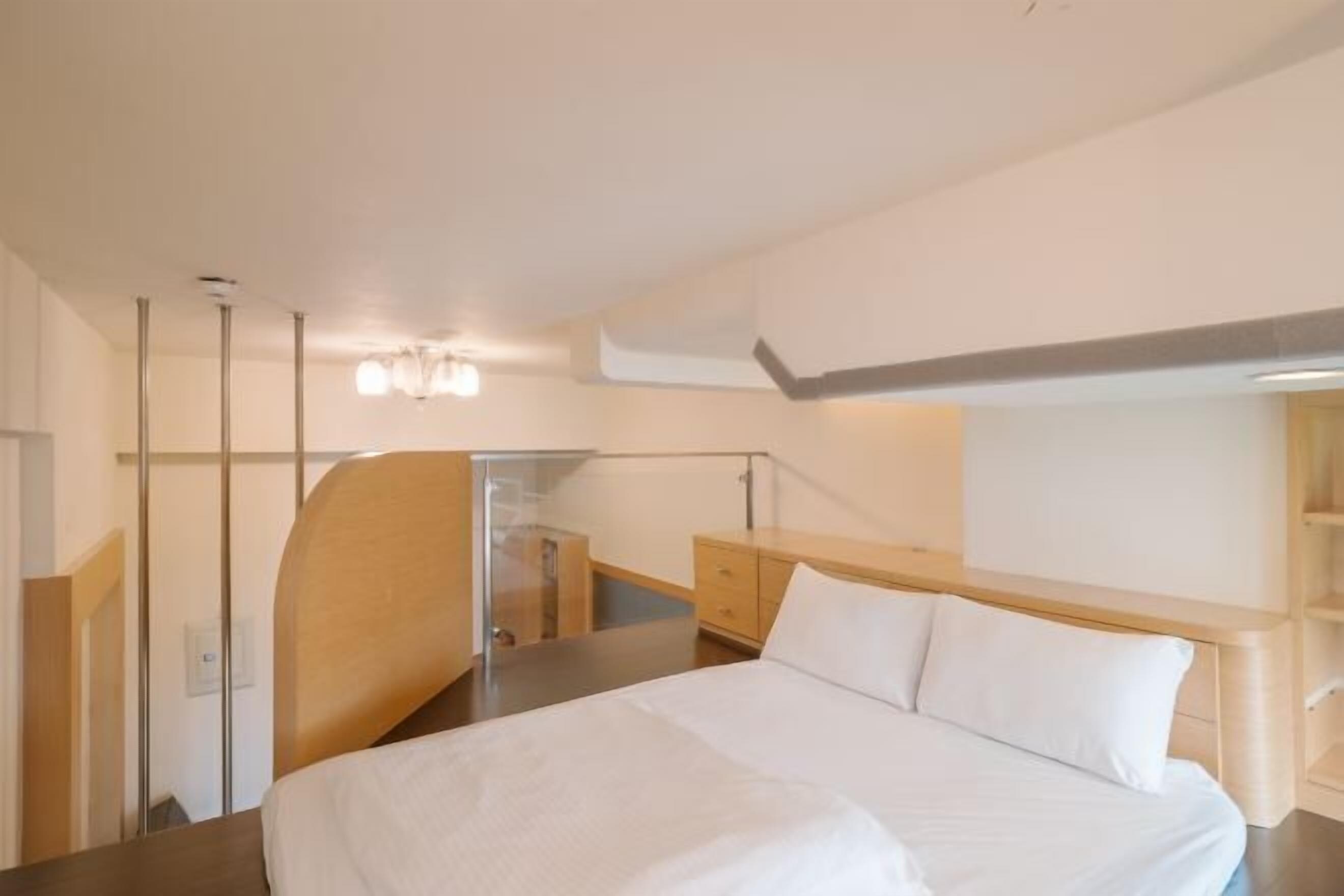 Dundyner, individuelt innredet og skrivebord for bærbar PC