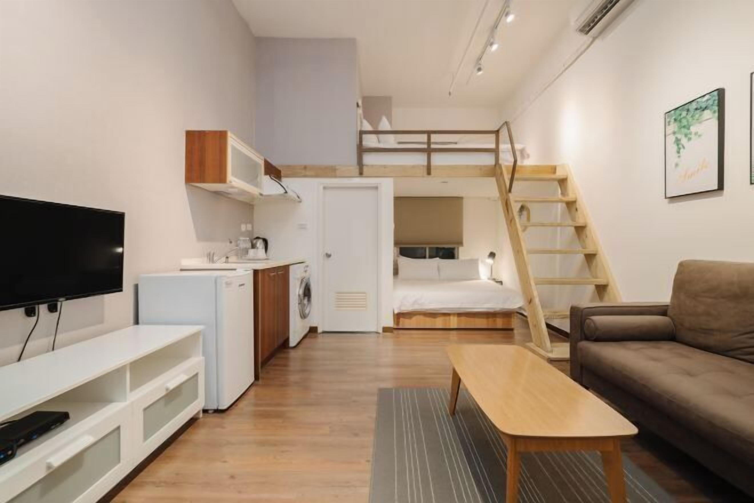 Dundyner, individuelt innredet og skrivebord for bærbar PC