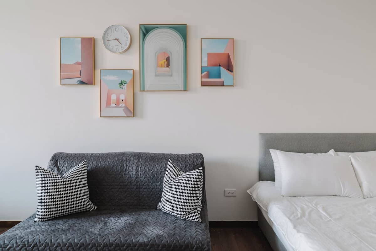 Quarto duplo clássico, 1 quarto, suíte | Área de estar | TV LED 32 polegadas com canais a cabo, TV