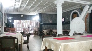 2 Restaurants, Frühstück, Mittagessen, Abendessen, chinesische Küche