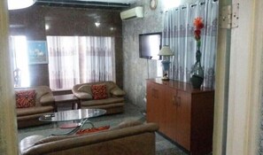 Superior Room | Living room | 40-inch LCD TV with satellite channels, TV - Starking Suites (Port Harcourt)