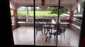 2 间餐厅，供应早餐、午餐和晚餐，中国菜